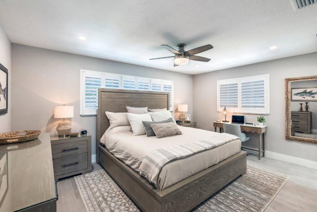 Holiday home Stunning New Listing Complete Remodel Conveniently Located Three Bedroom Den With Sleeper Sofa Fort Myers