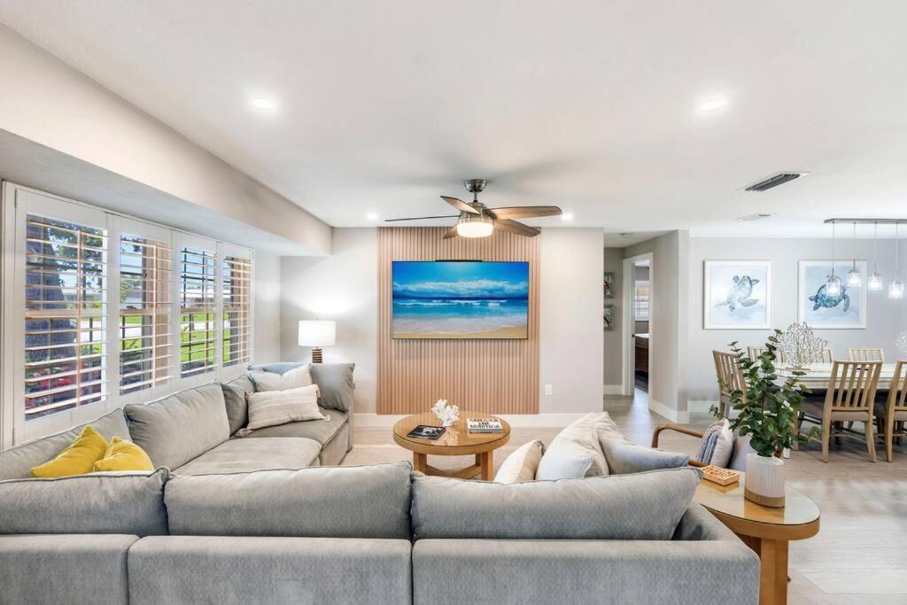 Holiday home Stunning New Listing Complete Remodel Conveniently Located Three Bedroom Den With Sleeper Sofa *