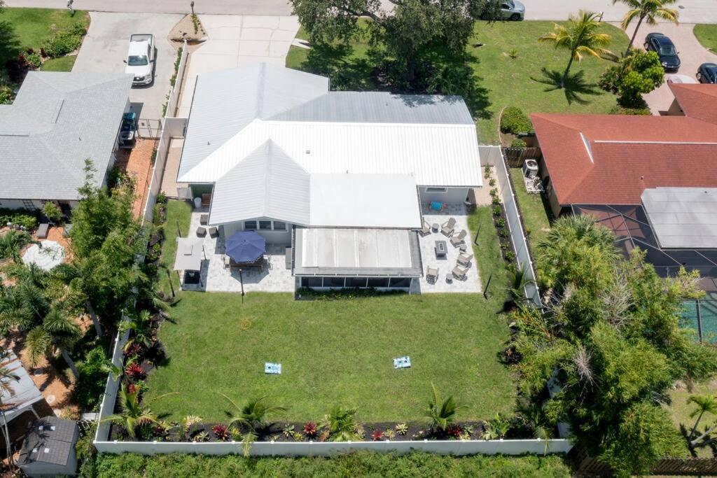 Stunning New Listing Complete Remodel Conveniently Located Three Bedroom Den With Sleeper Sofa Holiday home Fort Myers