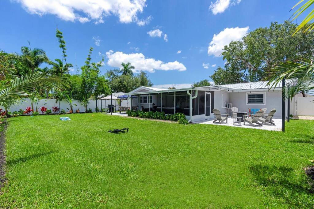 Holiday home Stunning New Listing Complete Remodel Conveniently Located Three Bedroom Den With Sleeper Sofa Fort Myers