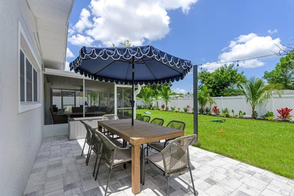 Stunning New Listing Complete Remodel Conveniently Located Three Bedroom Den With Sleeper Sofa Holiday home