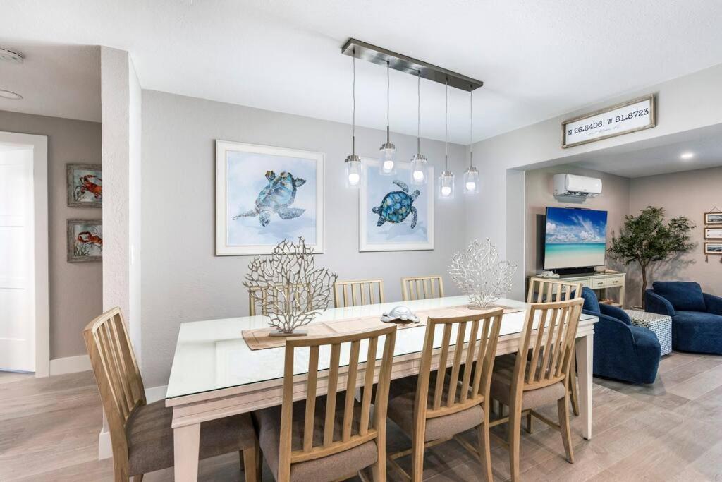 Stunning New Listing Complete Remodel Conveniently Located Three Bedroom Den With Sleeper Sofa Holiday home *