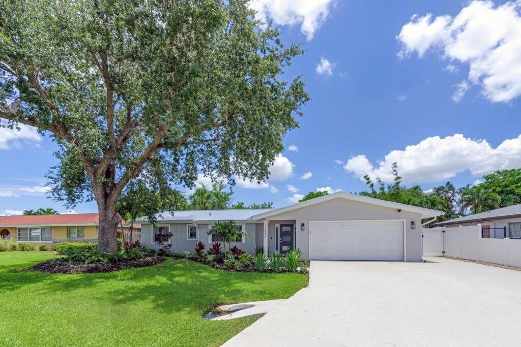 Holiday home Stunning New Listing Complete Remodel Conveniently Located Three Bedroom Den With Sleeper Sofa Fort Myers