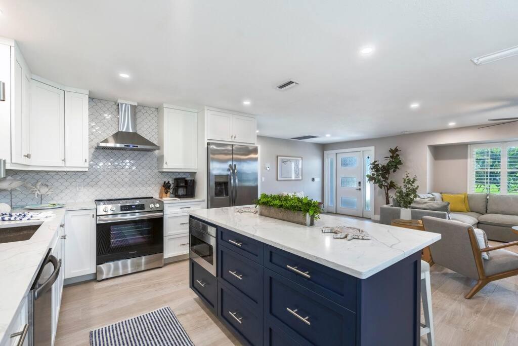 Stunning New Listing Complete Remodel Conveniently Located Three Bedroom Den With Sleeper Sofa Holiday home