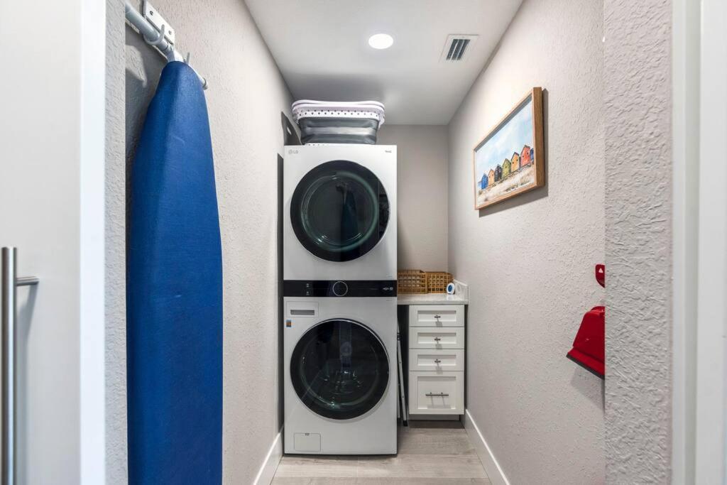 Holiday home Stunning New Listing Complete Remodel Conveniently Located Three Bedroom Den With Sleeper Sofa Fort Myers