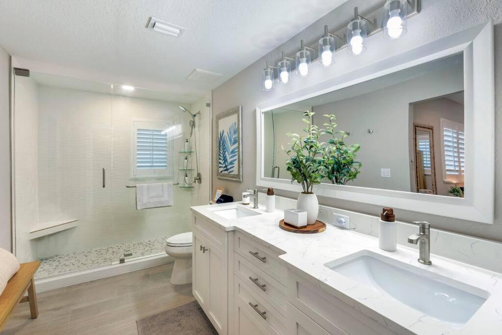Stunning New Listing Complete Remodel Conveniently Located Three Bedroom Den With Sleeper Sofa Holiday home