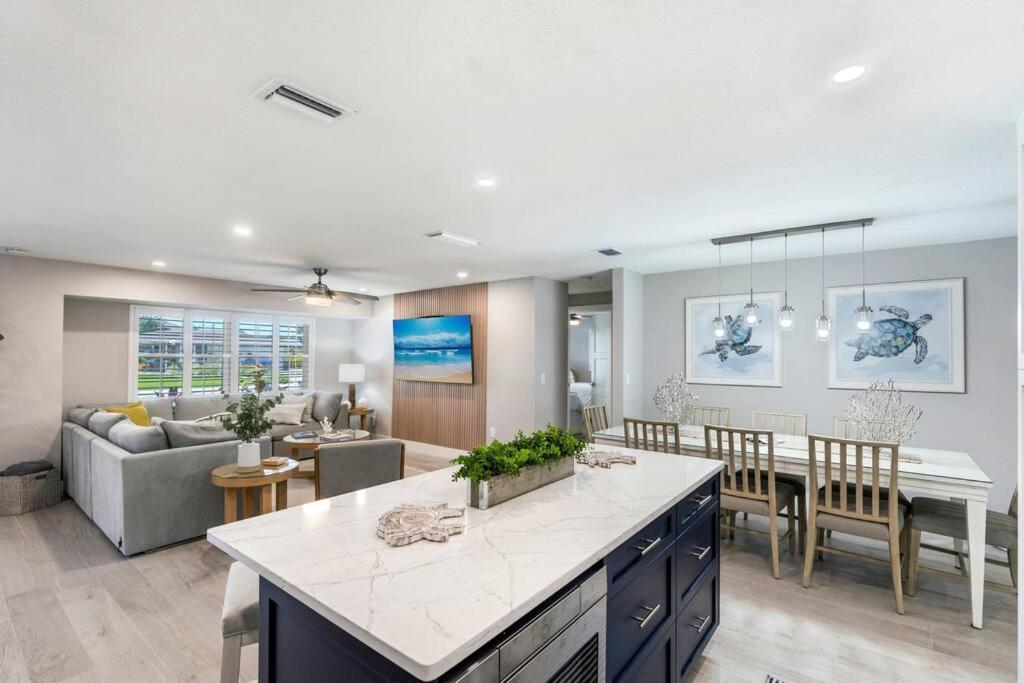 Holiday home Stunning New Listing Complete Remodel Conveniently Located Three Bedroom Den With Sleeper Sofa *