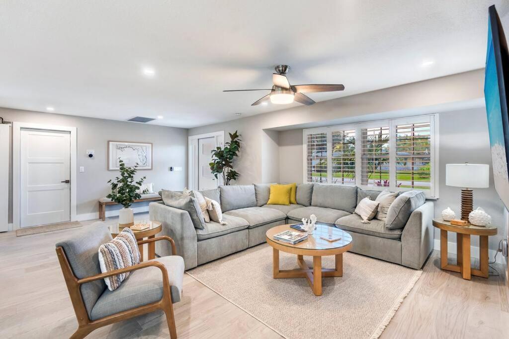 Holiday home Stunning New Listing Complete Remodel Conveniently Located Three Bedroom Den With Sleeper Sofa