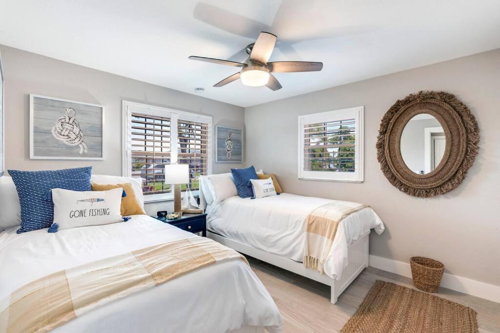 Stunning New Listing Complete Remodel Conveniently Located Three Bedroom Den With Sleeper Sofa Holiday home *