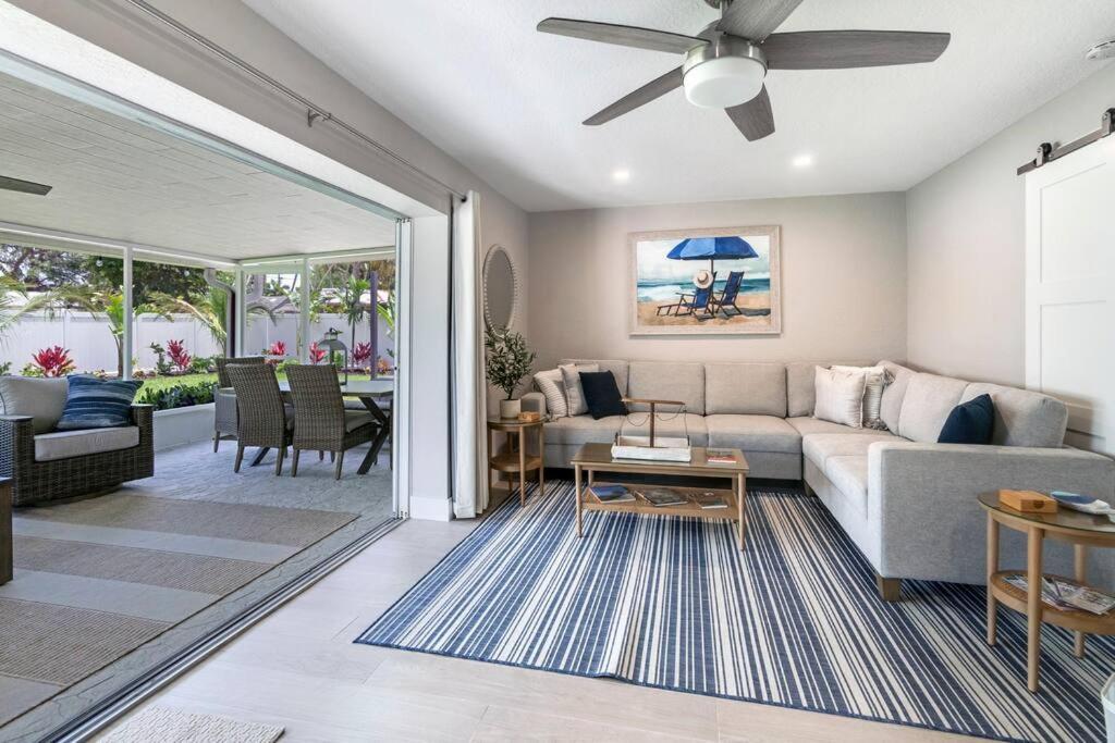 Holiday home Stunning New Listing Complete Remodel Conveniently Located Three Bedroom Den With Sleeper Sofa Fort Myers