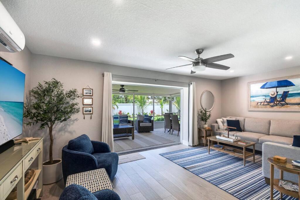Stunning New Listing Complete Remodel Conveniently Located Three Bedroom Den With Sleeper Sofa Holiday home *