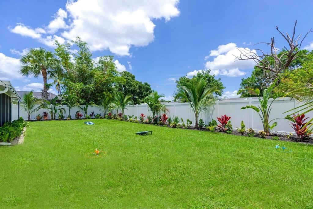 Stunning New Listing Complete Remodel Conveniently Located Three Bedroom Den With Sleeper Sofa Holiday home *