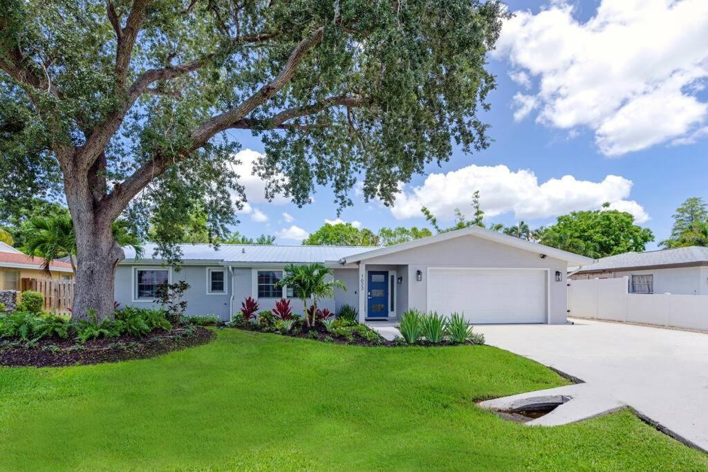 Stunning New Listing Complete Remodel Conveniently Located Three Bedroom Den With Sleeper Sofa Holiday home Fort Myers