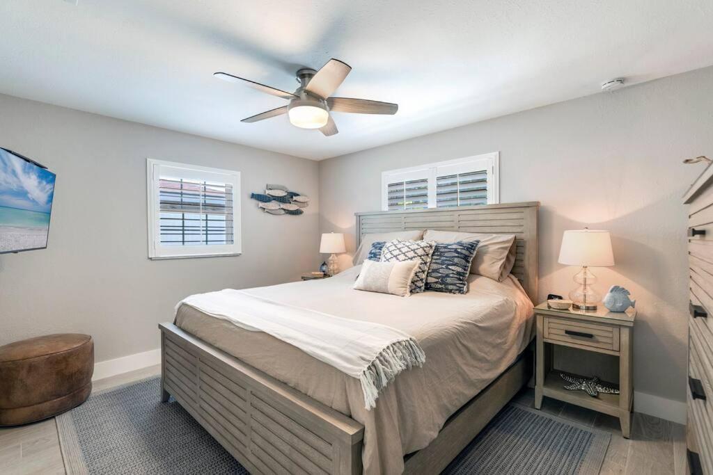 Stunning New Listing Complete Remodel Conveniently Located Three Bedroom Den With Sleeper Sofa Holiday home Fort Myers