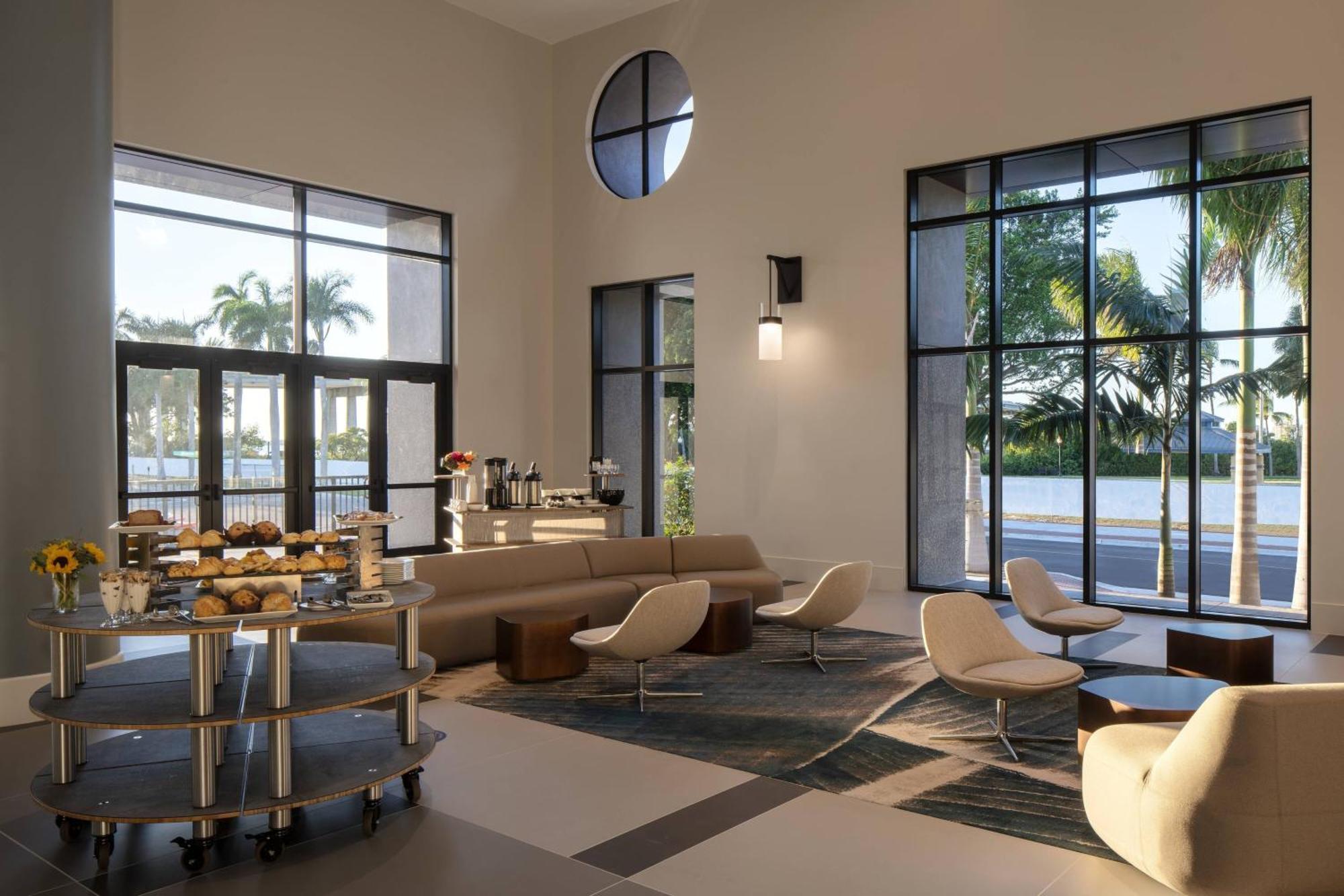 Luminary & Co., Autograph Collection 4*