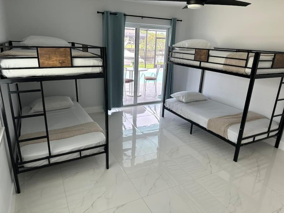 Cozy 2 Bedroom Waterfront With Heated Pool Holiday home *
