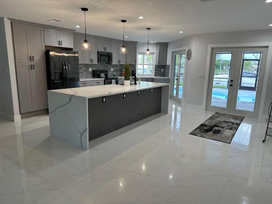 Cozy 2 Bedroom Waterfront With Heated Pool * Fort Myers