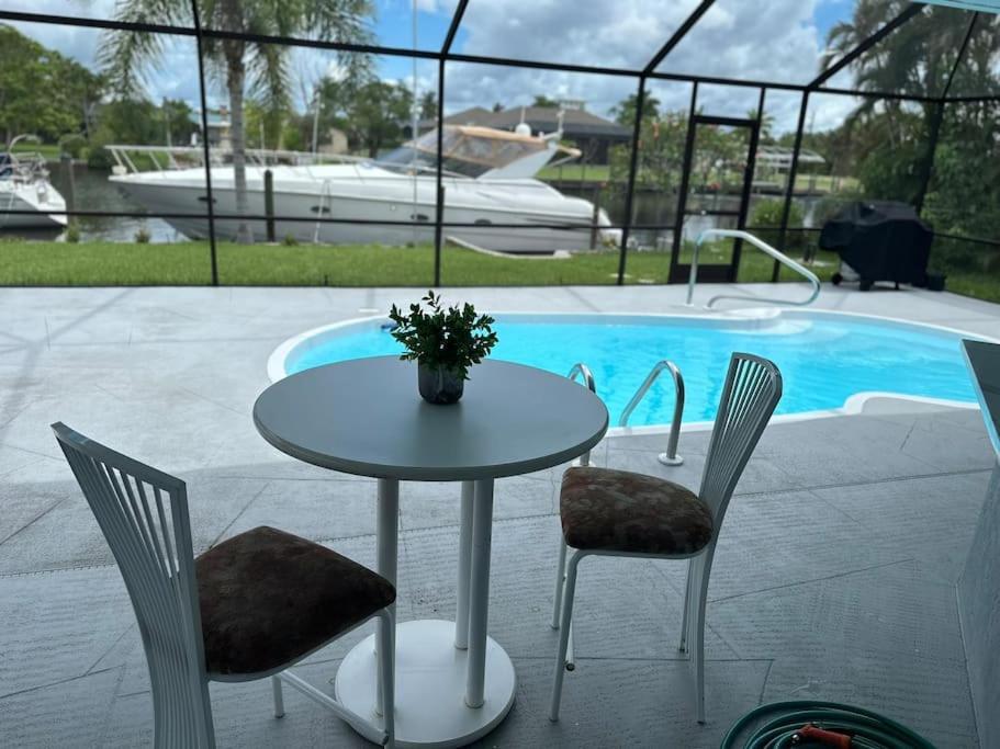 Cozy 2 Bedroom Waterfront With Heated Pool Holiday home *