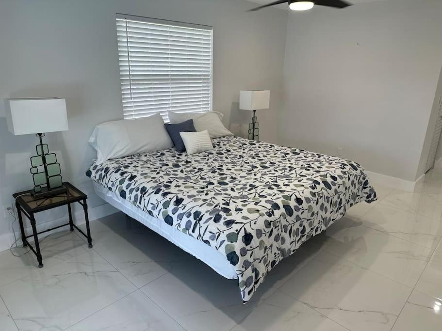 Cozy 2 Bedroom Waterfront With Heated Pool Holiday home Fort Myers