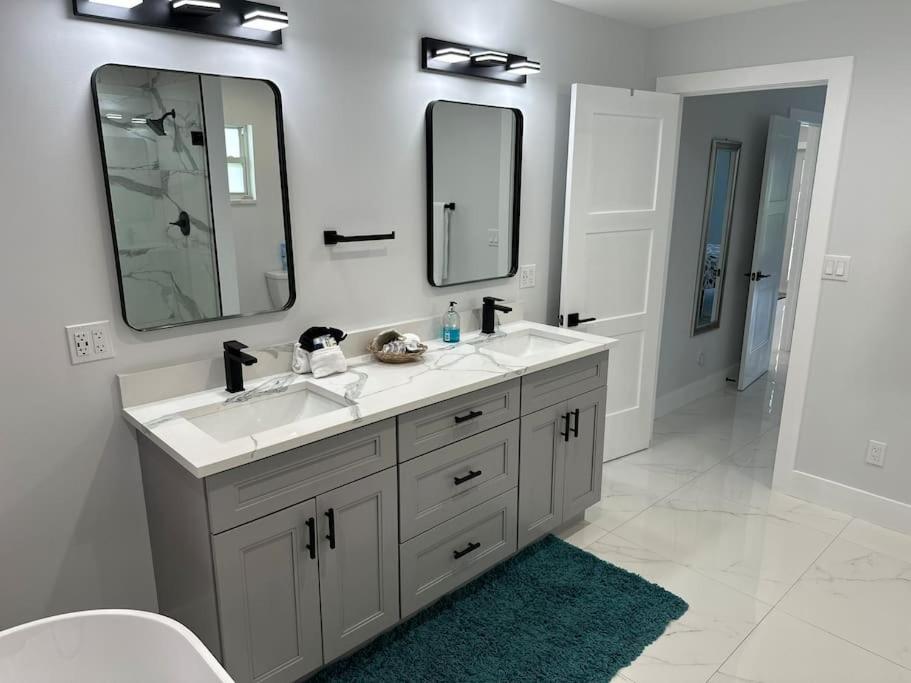 Cozy 2 Bedroom Waterfront With Heated Pool * Fort Myers