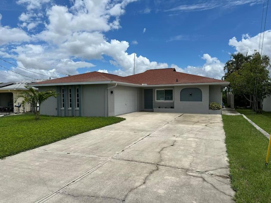 Cozy 2 Bedroom Waterfront With Heated Pool Holiday home Fort Myers