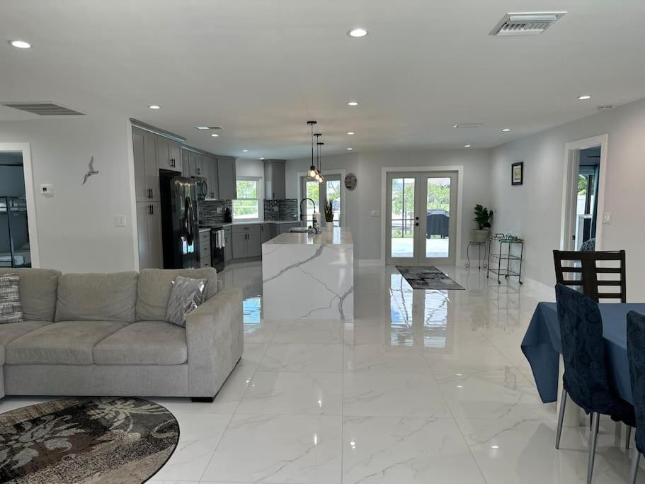 Cozy 2 Bedroom Waterfront With Heated Pool