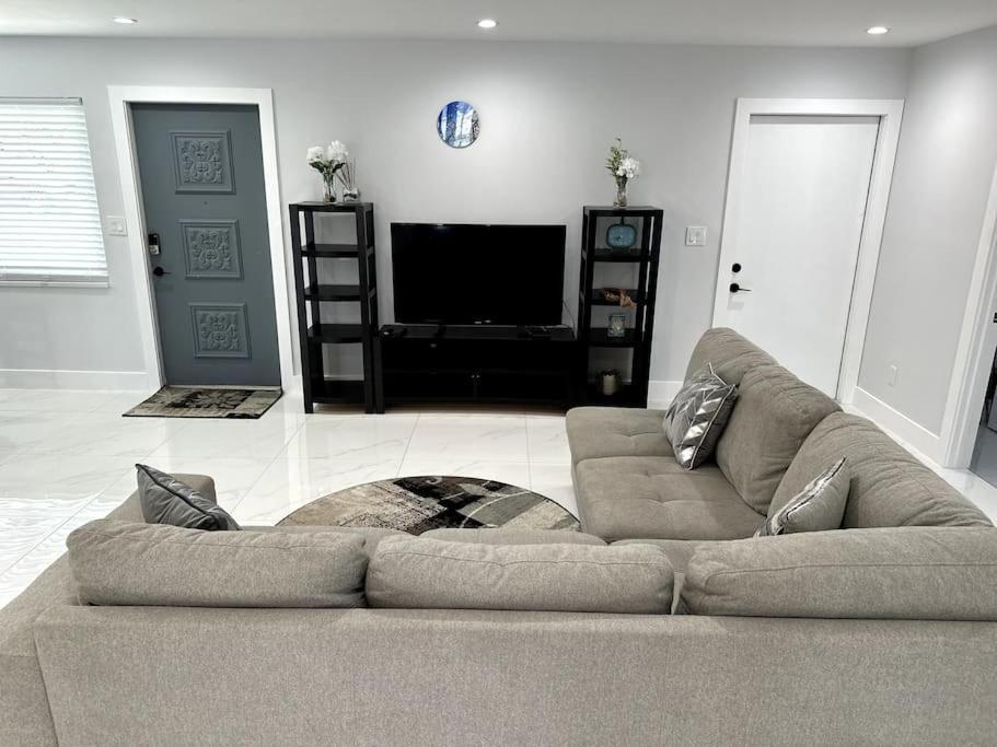 Cozy 2 Bedroom Waterfront With Heated Pool Holiday home
