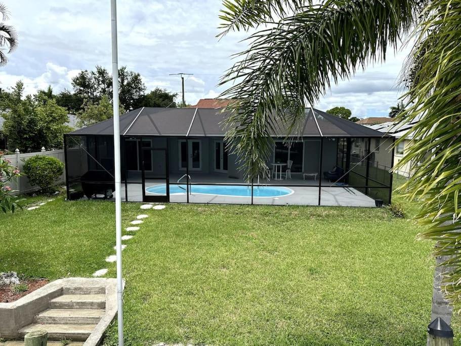 Cozy 2 Bedroom Waterfront With Heated Pool Holiday home *