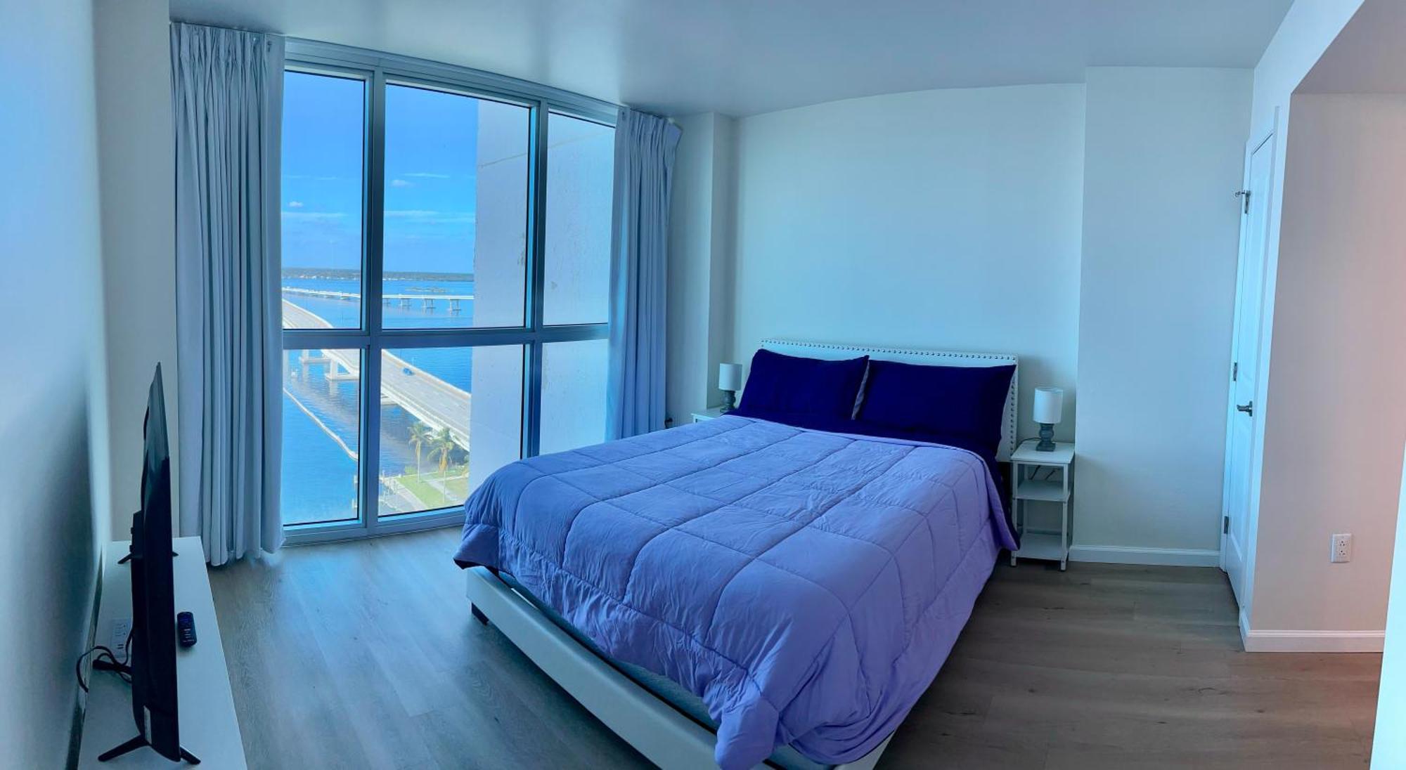 Stunning Water View Apartment *