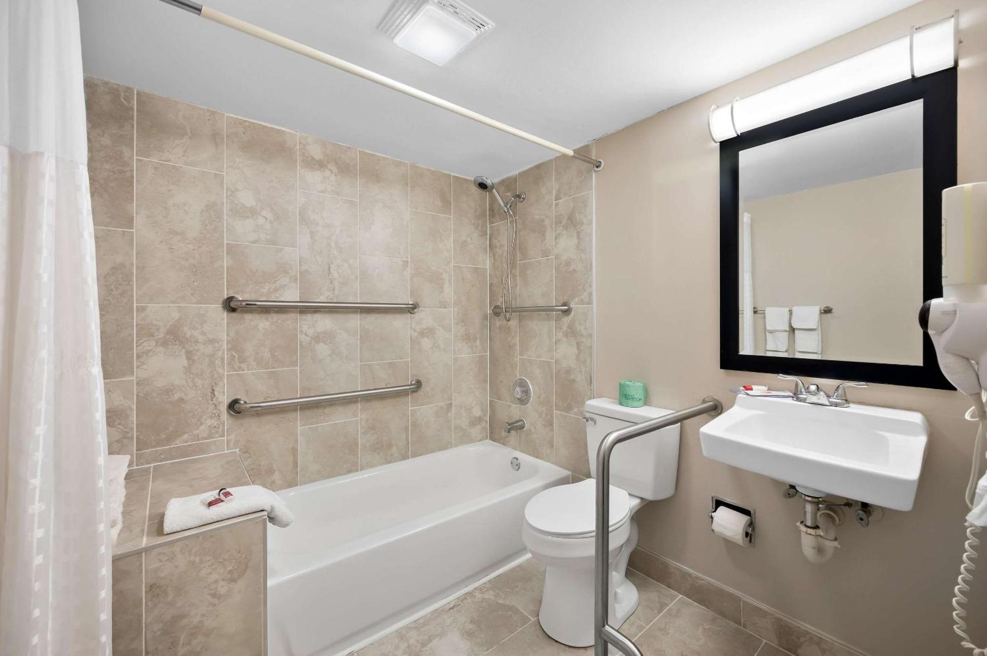 Inn Quality Myers - Cape Coral 2*