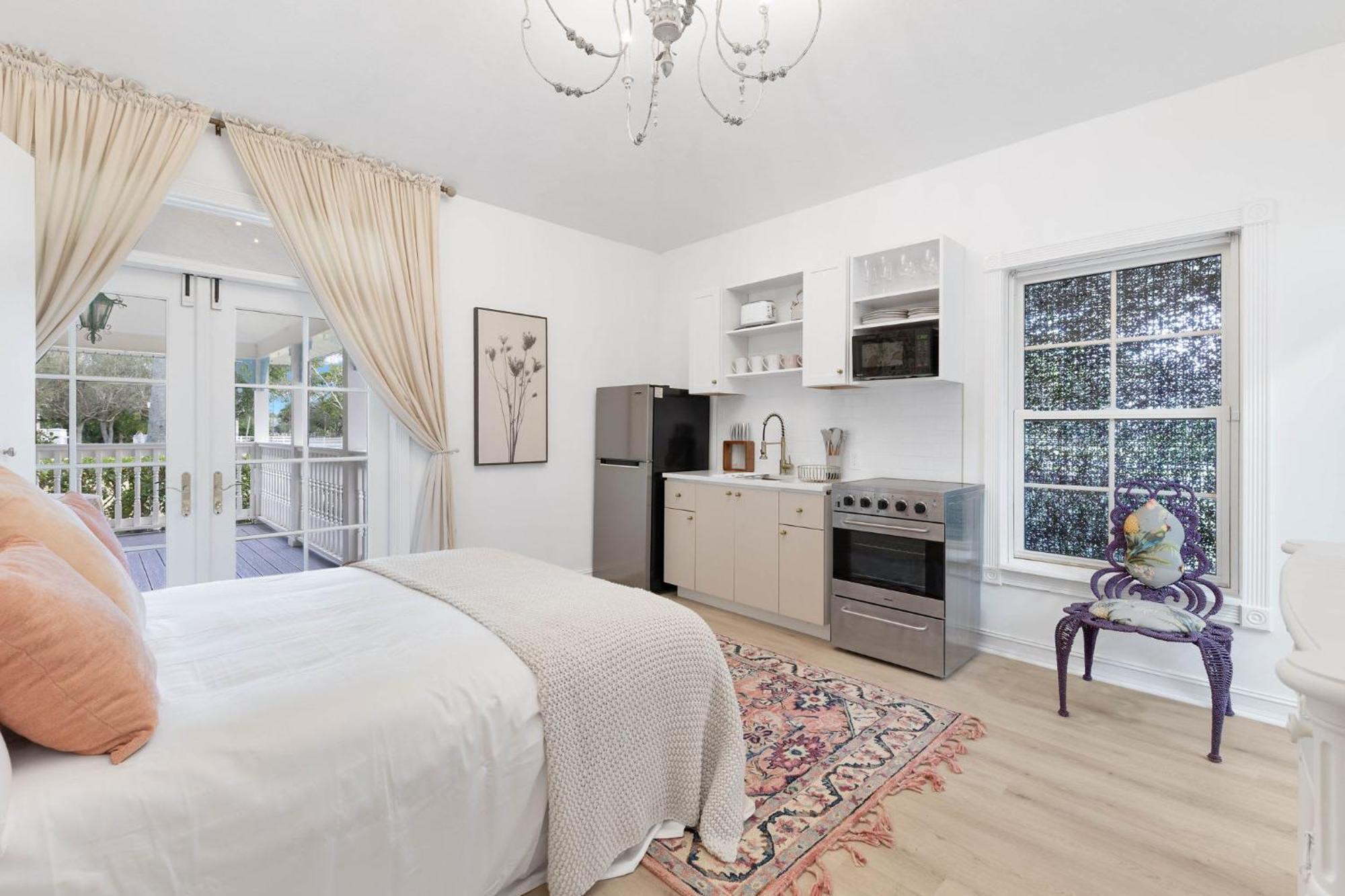 Elegant Private Old South Florida Estate New Sleeps 18 To 20 Large Families Retreat Weddings Reunions Nanny Quarters Holiday home *