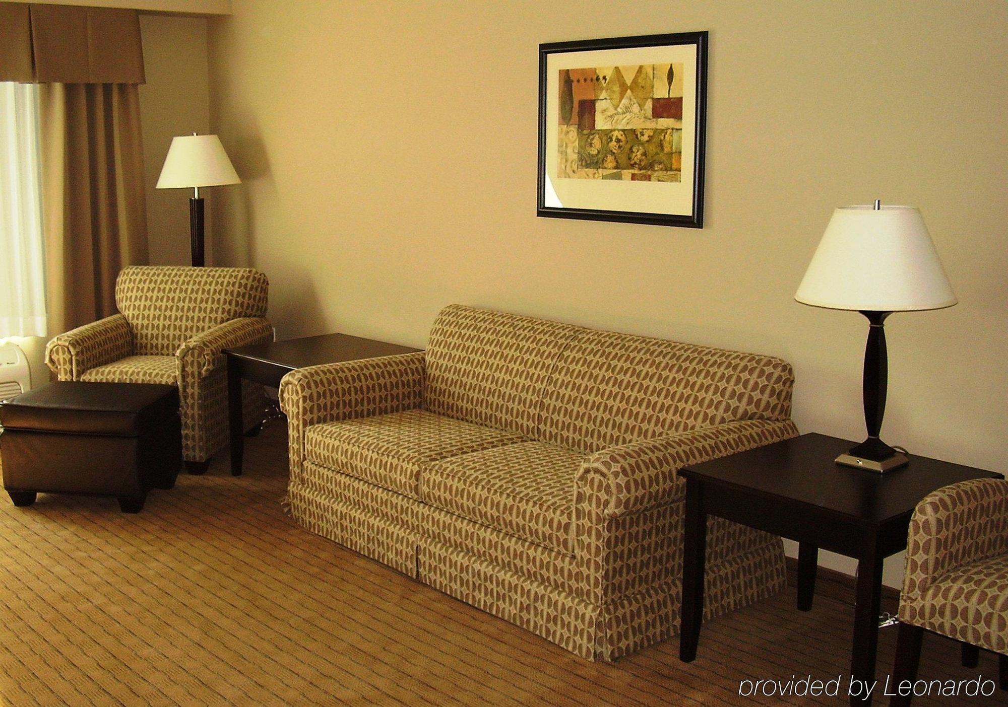 Express & Myers East - The Forum By Ihg Hotel