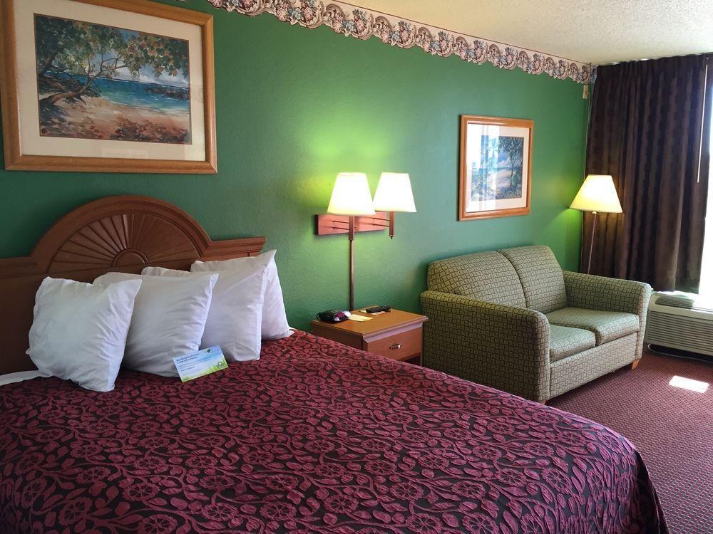 Days By Wyndham Myers Hotel