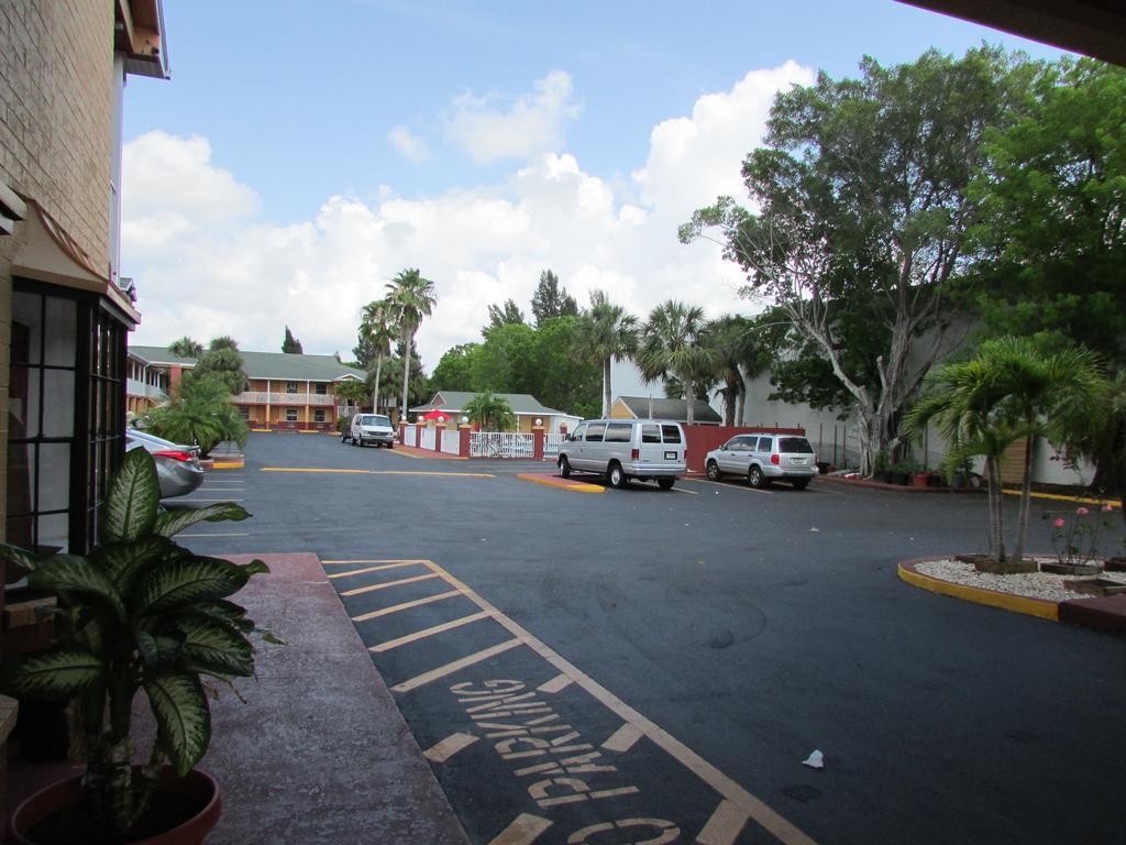 Howard Johnson By Wyndham Ft. Myers Fl 3*