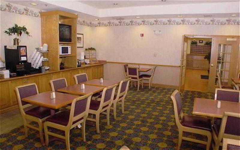 Hotel Baymont By Wyndham Myers Airport 3*