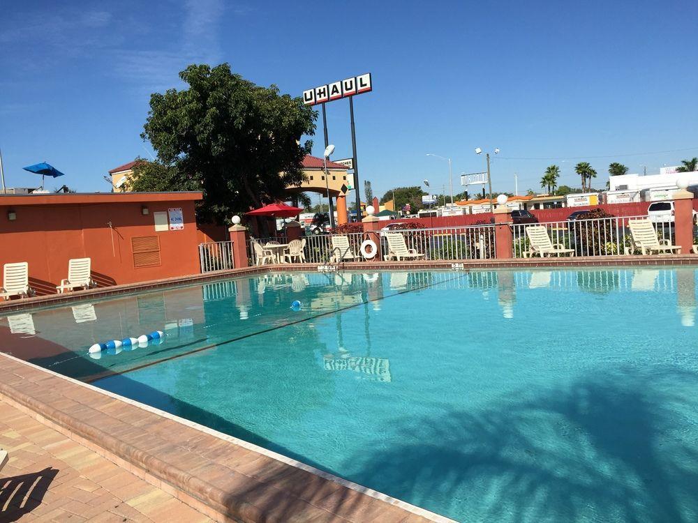Days By Wyndham Myers Hotel