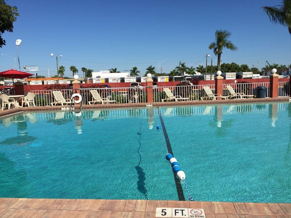Days By Wyndham Myers Hotel
