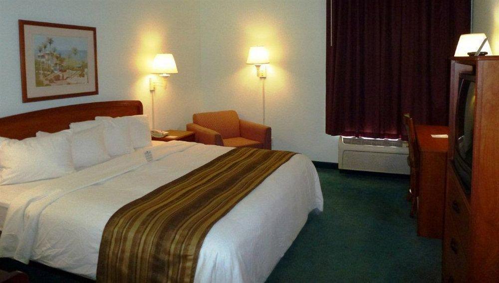 Days & By Wyndham Myers Near Jetblue Park 3*