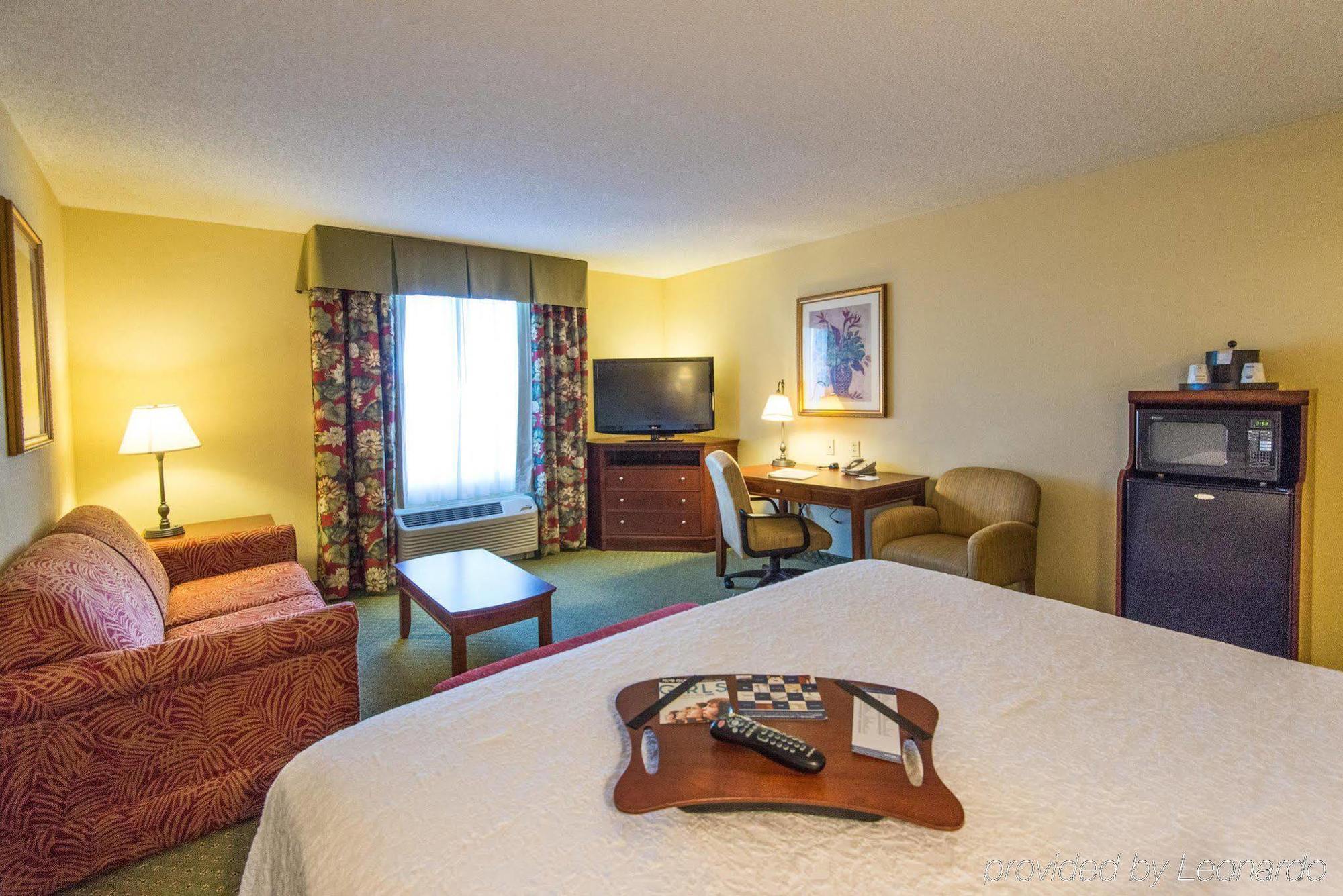 Hampton & Myers-colonial Boulevard Hotel