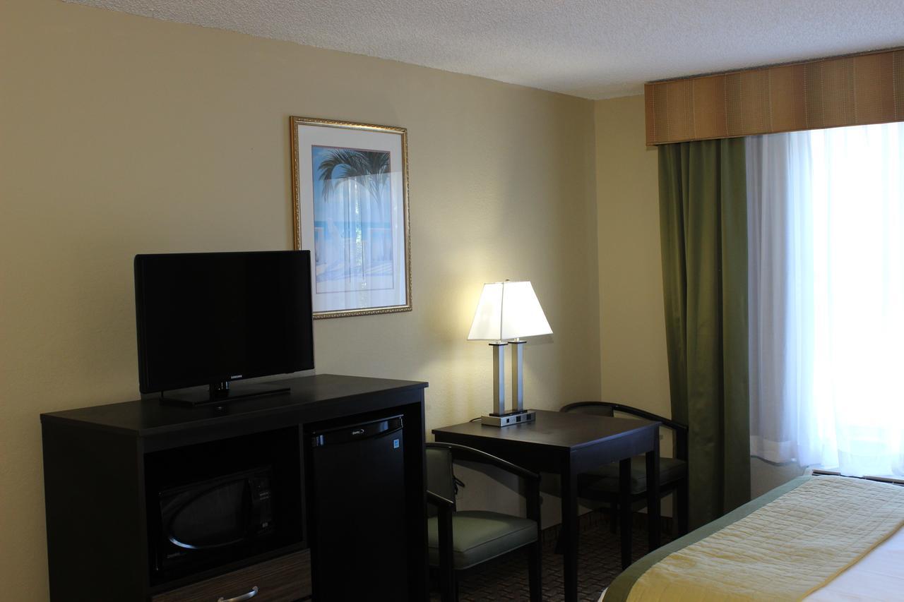 Baymont By Wyndham Myers Airport Hotel 3*