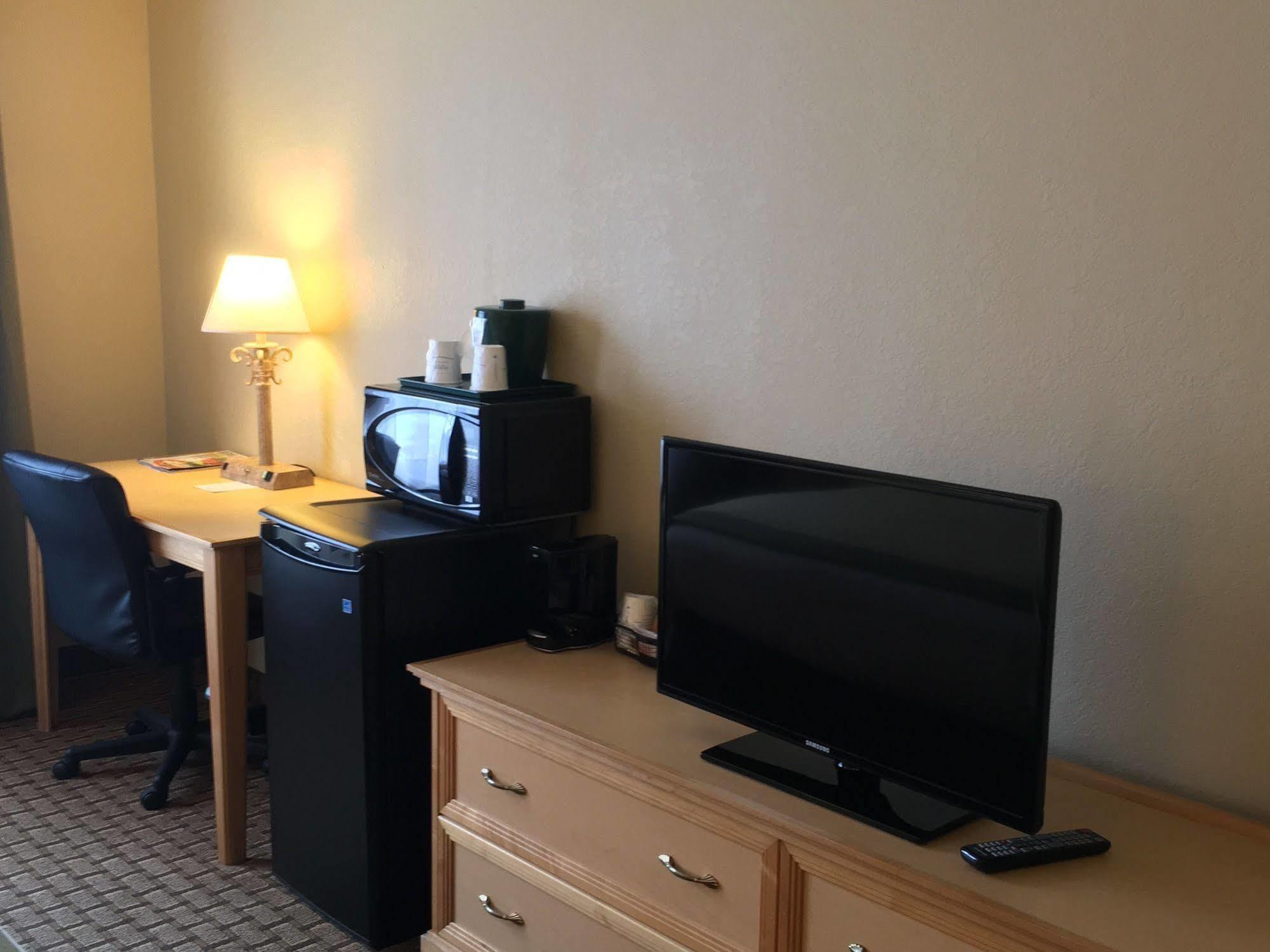 Baymont By Wyndham Myers Airport Hotel