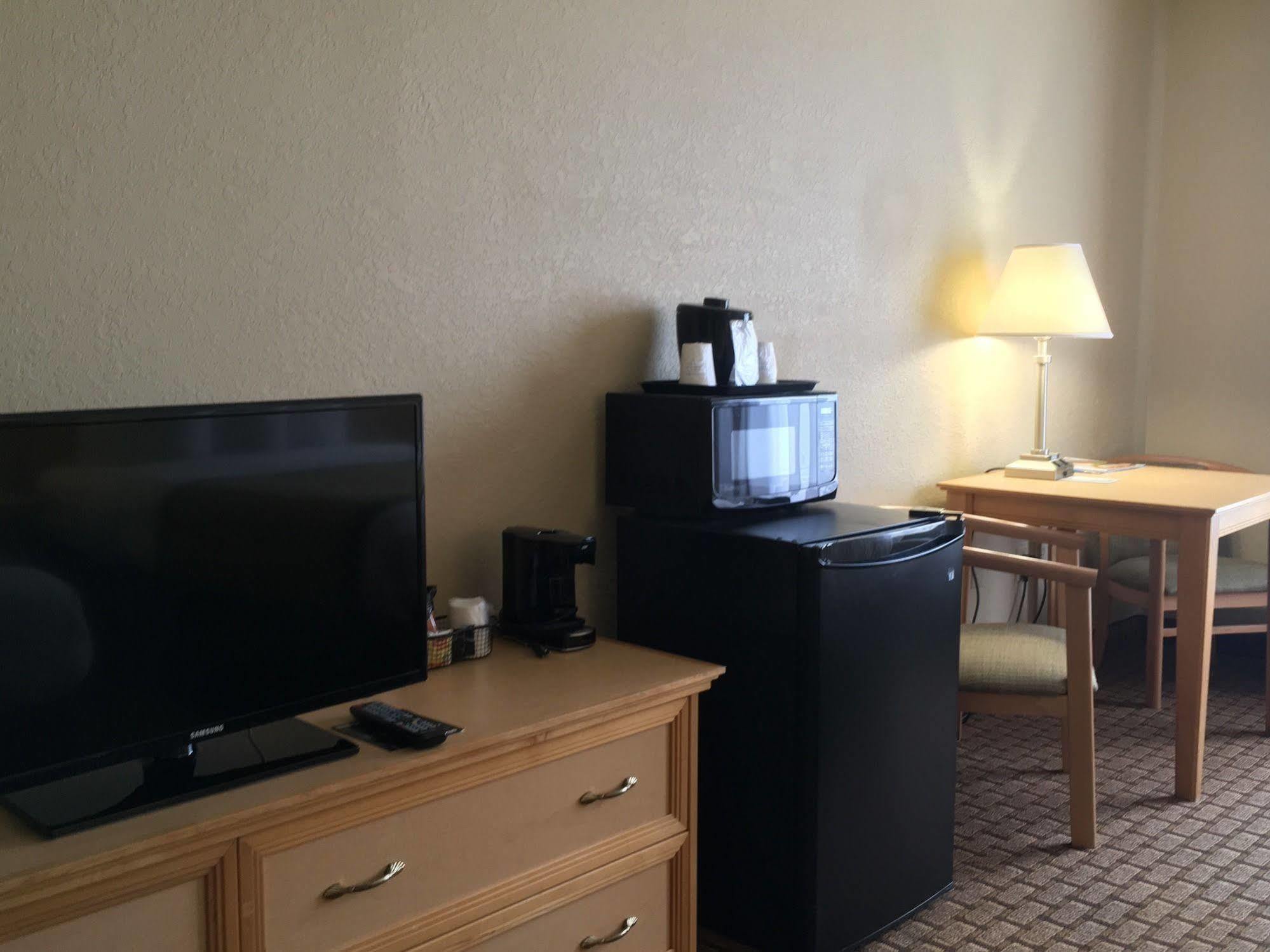 Baymont By Wyndham Myers Airport Hotel 3*
