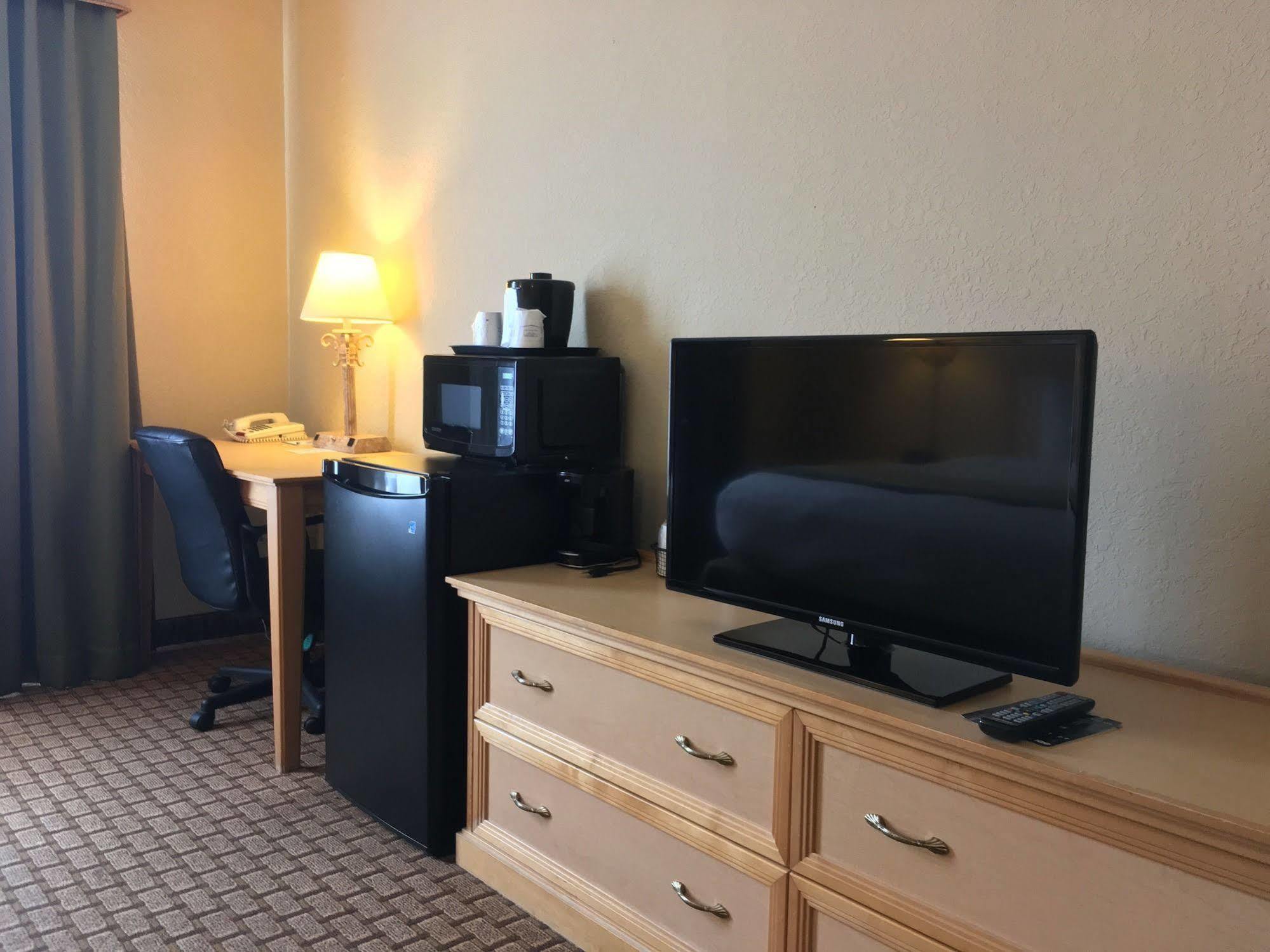 Baymont By Wyndham Myers Airport Hotel 3*