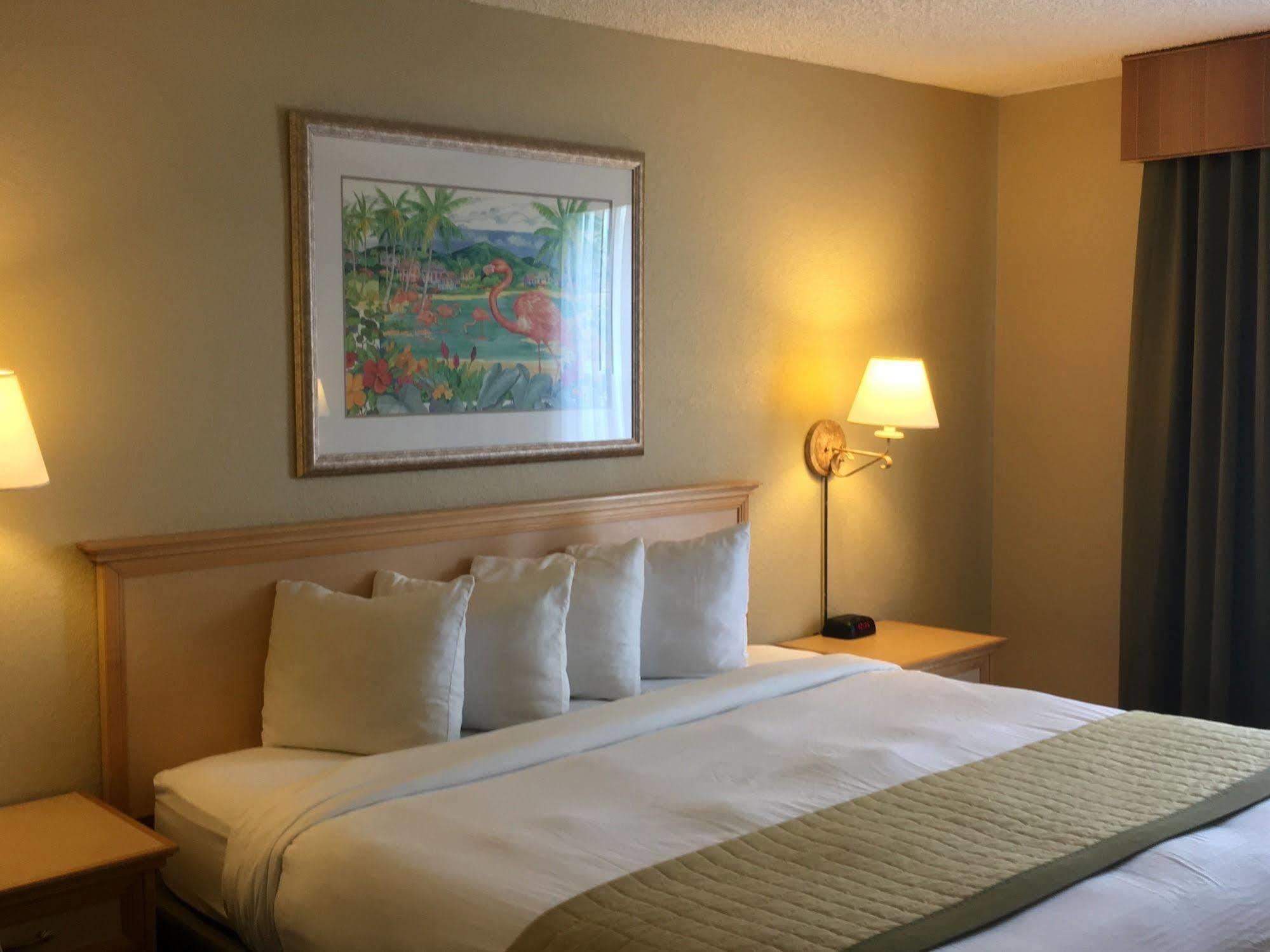 Baymont By Wyndham Myers Airport Hotel 3*