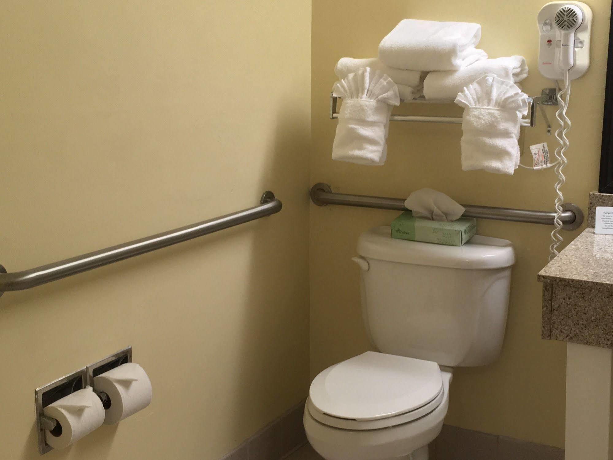 Baymont By Wyndham Myers Airport Hotel 3*
