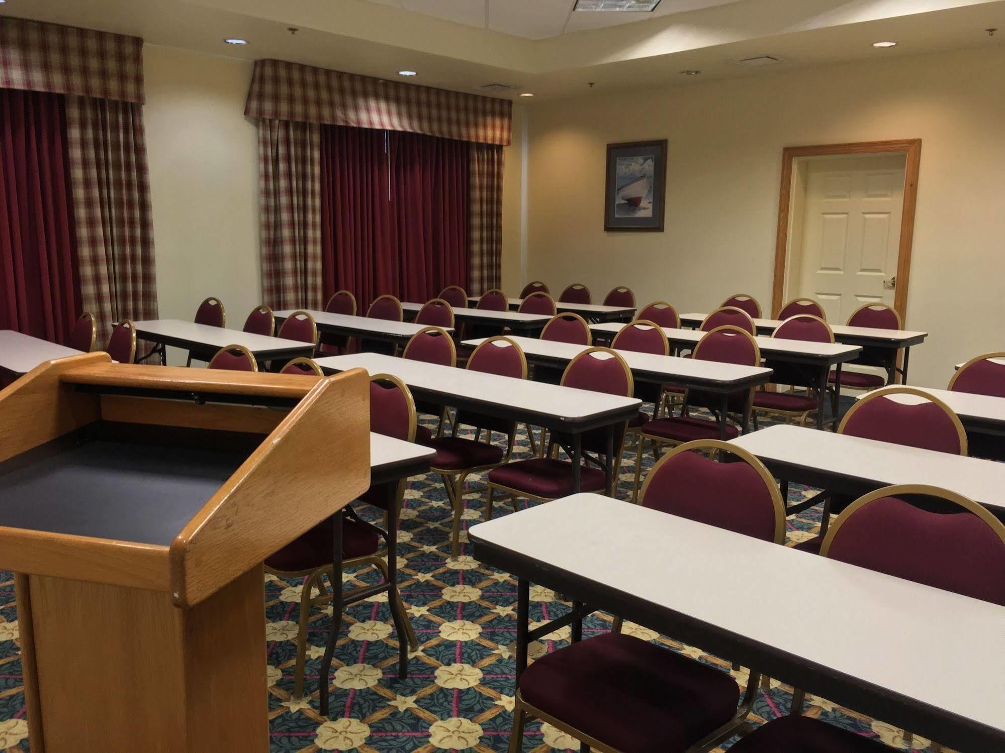 Baymont By Wyndham Myers Airport Hotel 3*