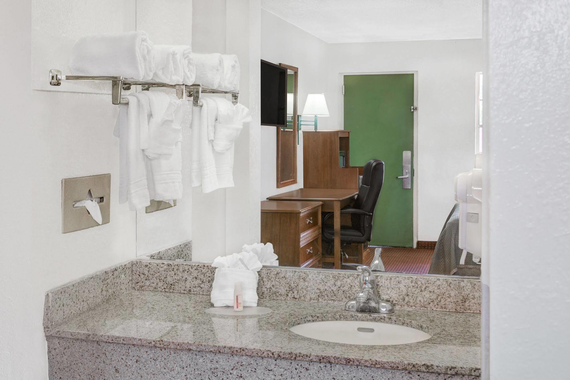 Hotel Howard Johnson By Wyndham Ft. Myers Fl