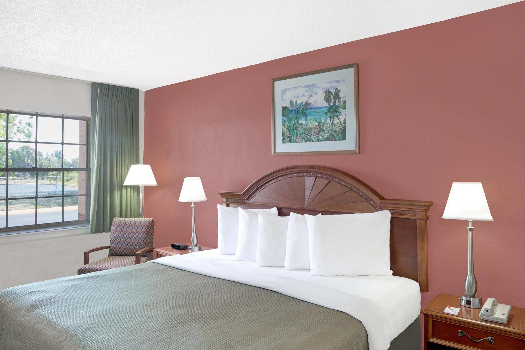 Howard Johnson By Wyndham Ft. Myers Fl Hotel Fort Myers
