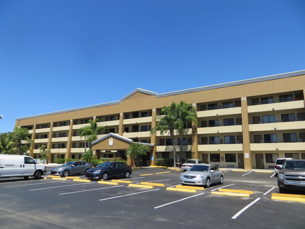 Super 8 By Wyndham Myers Hotel