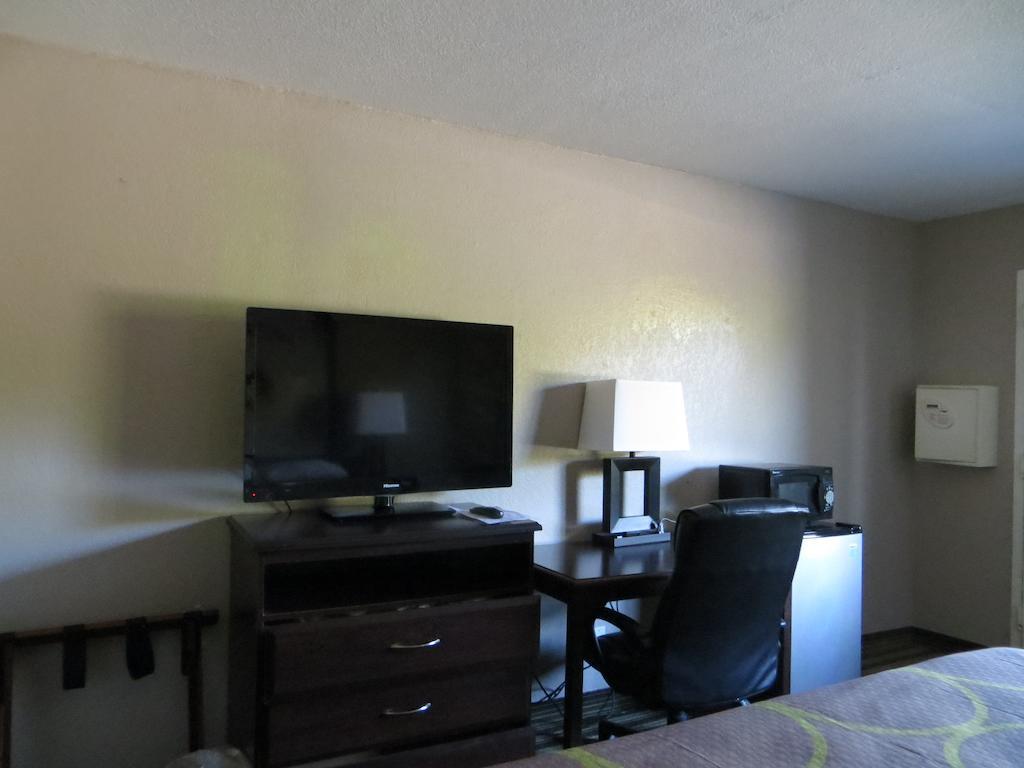 Super 8 By Wyndham Myers Hotel